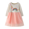 Langärmliges Mädchenkleid mit Regenbogenmuster